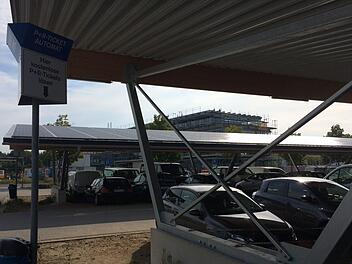 Am Park-and-Ride-Parkplatz in der Kronacher Straße gibt es zu allen Zeiten noch freie Plätze. Wer das kostenlose Angebot nutzen will, muss  am Automaten ein Parkticket und einen Bus-Fahrschein lösen. Fotos: Stefan Fößel