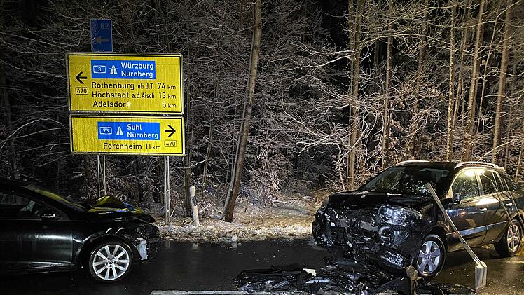 Ein Autofahrer stie&szlig; beim Abbiegen mit einem entgegenkommenden Fahrzeug zusammen, dass wiederum in den Gegenverkehr prallte.