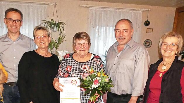 Geburtstagsfeier im Hause Jahreis mit (von links) Tochter Antje mit ihrem Lebenspartner, Herta Jahreis, FC-Vorsitzendem Dieter M&uuml;hlbauer und Freundin Christa Lawrenz