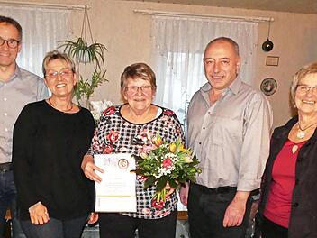 Geburtstagsfeier im Hause Jahreis mit (von links) Tochter Antje mit ihrem Lebenspartner, Herta Jahreis, FC-Vorsitzendem Dieter Mühlbauer und Freundin Christa Lawrenz