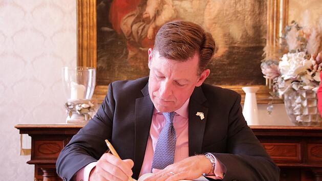 US-Generalkonsul Timothy Liston trägt sich in das Goldene Buch der Stadt Bad Kissingen ein. Hier haben sich  auch schon Astronaut Neil Armstrong sowie hochrangige Mitglieder des US-Militärs verewigt. Foto: Benedikt Borst