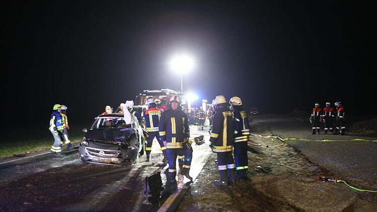 Ansbach: Fahranfänger überschlägt sich mehrfach - Feuerwehr muss 18-Jährigen aus Auto retten