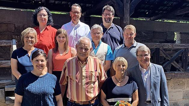 B&uuml;rgermeisterin Angela Hofmann (vorne, links) hat (nach rechts) Werner Wei&szlig;, Gunda Weber und Alfred Bauer in den Ruhestand verabschiedet. Auch mehrere Mitarbeiter der Stadtverwaltung waren bei der kleinen Feierstunde dabei.