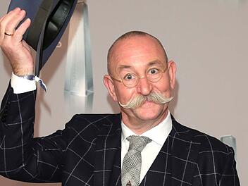 Horst Lichter ist seit kurzer Zeit Mitglied bei der Freiwilligen Feuerwehr Dormagen. Nun hat er auch einen offiziellen Ausweis erhalten.