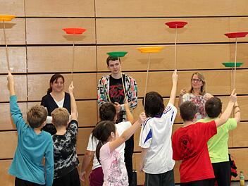 Die Schüler suchten sich selbst aus, bei welcher Nummer sie mitmachen wollen. Es gibt Gruppenauftritte und Solonummern. Fotos: Johanna Blum