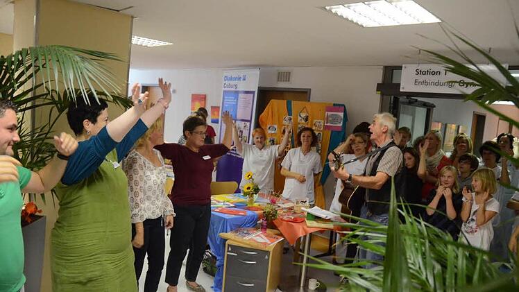 Viel Spaß machten die Melodien und Liedtexte des Entertainers Tom Sauer zur Eröffnung des Babytages. Tom Sauer ist Vorsitzender des gemeinnützigen Vereins "Humanitäre Hilfe für Menschen in Not", zu dessen Gunsten das Klinikpersonal Kuchen backte und verkaufte. Foto: Karl-Heinz Hofmann