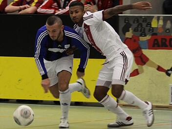 Die Nase vorn: In der Neuauflage des Endspiels von 2014 setzte sich diesmal der FC Nürnberg II gegen die SpVgg Jahn Forchheim um Adem Selmani (blaues Trikot) durch. Fotos: Uwe Kellner