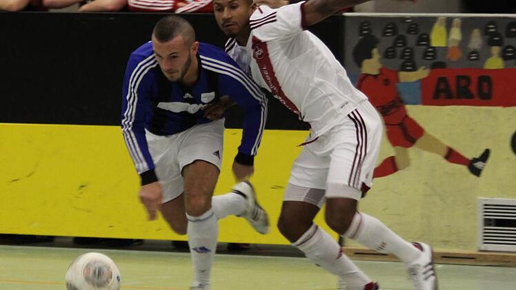 Die Nase vorn: In der Neuauflage des Endspiels von 2014 setzte sich diesmal der FC Nürnberg II gegen die SpVgg Jahn Forchheim um Adem Selmani (blaues Trikot) durch. Fotos: Uwe Kellner