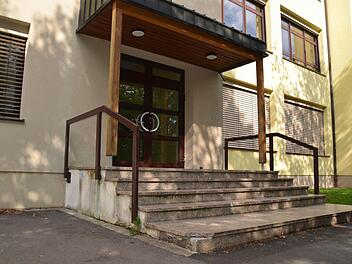 Nicht barrierefrei: Sämtliche Eingänge des Schulhauses von Burkardroth sind mit Stufen versehen. Einige davon sind sogar kaputt. Das soll sich ändern. Fraglich ist allerdings, wann. Foto: Kathrin Kupka-Hahn