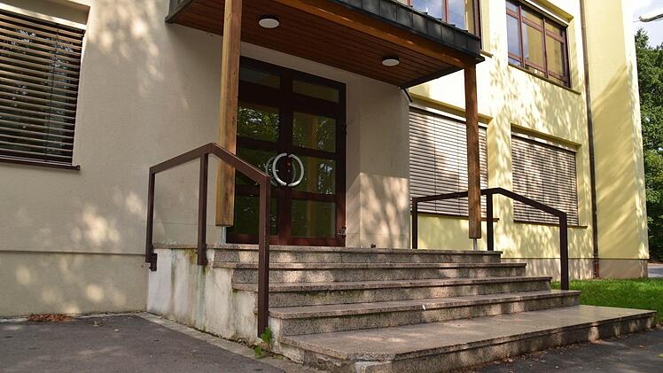 Nicht barrierefrei: Sämtliche Eingänge des Schulhauses von Burkardroth sind mit Stufen versehen. Einige davon sind sogar kaputt. Das soll sich ändern. Fraglich ist allerdings, wann. Foto: Kathrin Kupka-Hahn