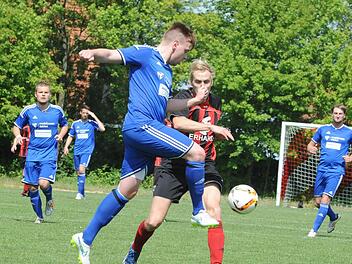 Chancenlos gegen die blaue Übermacht: Reichenbachs Michael Seith im Duell mit dem Rannunger Dominik Gehring (vorne). Foto: Hopf