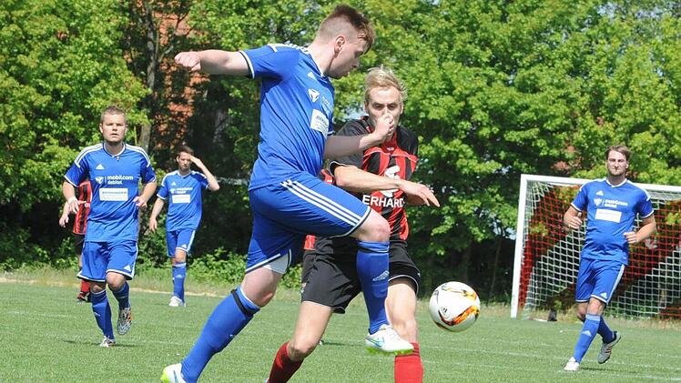Chancenlos gegen die blaue Übermacht: Reichenbachs Michael Seith im Duell mit dem Rannunger Dominik Gehring (vorne). Foto: Hopf
