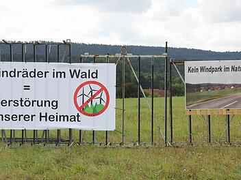 Mit Protestplakaten machen seit einigen Tagen auch Bürger von Eichelberg (unser Bild) und Reutersbrunn ihrem Unmut über den möglichen Bau von vier Windrädern im Bürgerwald Luft. Im Hintergrund: der Tonberg. Foto: Ralf Kestel