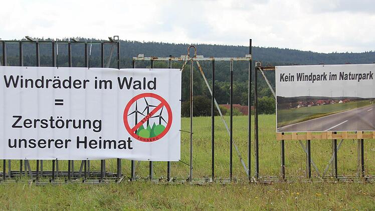 Mit Protestplakaten machen seit einigen Tagen auch Bürger von Eichelberg (unser Bild) und Reutersbrunn ihrem Unmut über den möglichen Bau von vier Windrädern im Bürgerwald Luft. Im Hintergrund: der Tonberg. Foto: Ralf Kestel