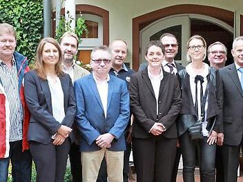 Feierstunde: Mit einer Ehrenurkunde der IHK zu Coburg, einer Urkunde des Freistaates Bayern sowie einem Präsent der Firma wurden die langjährigen Wöhner-Mitarbeiter geehrt.  Foto: Katja Nauer