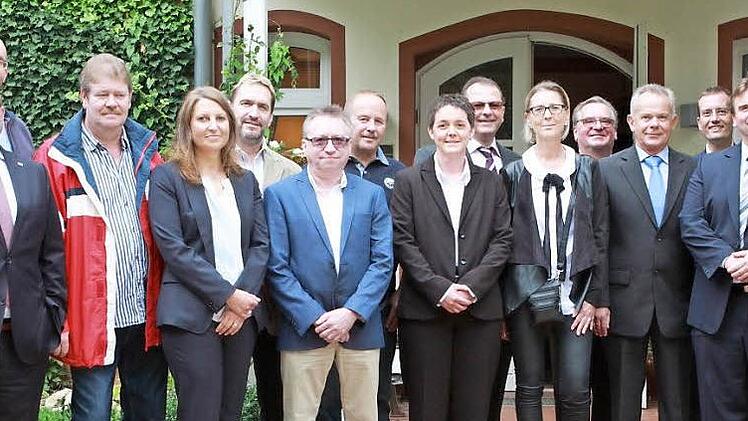 Feierstunde: Mit einer Ehrenurkunde der IHK zu Coburg, einer Urkunde des Freistaates Bayern sowie einem Präsent der Firma wurden die langjährigen Wöhner-Mitarbeiter geehrt.  Foto: Katja Nauer