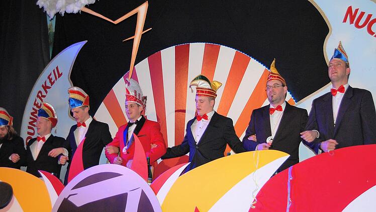 Die "Verflixten Sieben" mit Sitzungspräsident Andreas Alles. Foto: Sigismund von Dobschütz