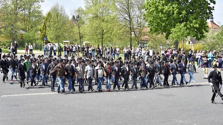 Ein imposantes Bild: Der Probeauszug der Bürgerwehr Königsberg findet um 13.30 Uhr am Feiertag "Christi Himmelfahrt" auf dem Bleichdamm statt. Foto: Gerold Snater