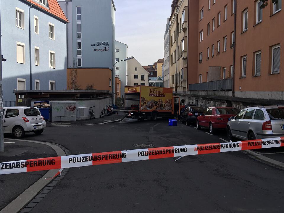 Feld der Verwüstung in Würzburg: Psychisch kranker Mann klaut Laster und rammt Autos