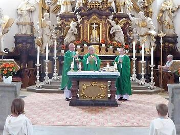 Bischof Jan Kopiec (Mitte), Jan Hlavka (r.) und Jan Pyka (l.) konzelebrieren den Gottesdienst in der Basilika.  Foto: Thomas Weichert