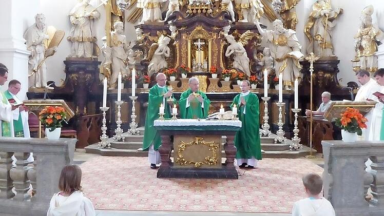 Bischof Jan Kopiec (Mitte), Jan Hlavka (r.) und Jan Pyka (l.) konzelebrieren den Gottesdienst in der Basilika.  Foto: Thomas Weichert