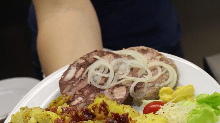 Die Frauenunion serviert die Bratkartoffeln mit Presssack.