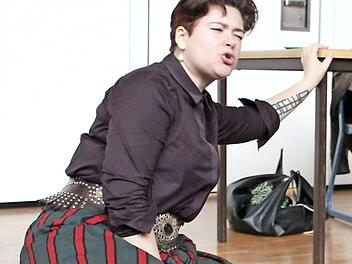 Wenn sie vorträgt, ist sie ganz in einer Rolle. Hier als Person eines Gedichts beim Bedauern, dass ein Mensch zwar einen Tisch baute, diesen aber für eine Frau. Foto: Markus Häggberg