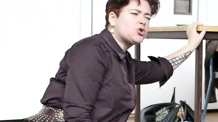 Wenn sie vorträgt, ist sie ganz in einer Rolle. Hier als Person eines Gedichts beim Bedauern, dass ein Mensch zwar einen Tisch baute, diesen aber für eine Frau. Foto: Markus Häggberg
