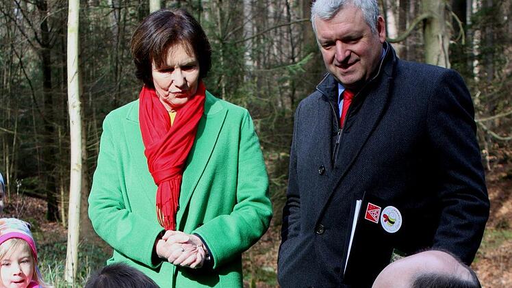 Alexander (links) vom Kindergarten "Arche Noah" übergibt Landrat Wilhelm Schneider ein Vogelhaus, dahinter Bürgermeister Jürgen Hennemann.