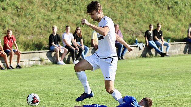 Kaum zu bremsen: Fuchsstadts St&uuml;rmer Dominik Halbig traf gegen Kleinrinderfeld doppelt.  Foto: Sebastian Schmitt