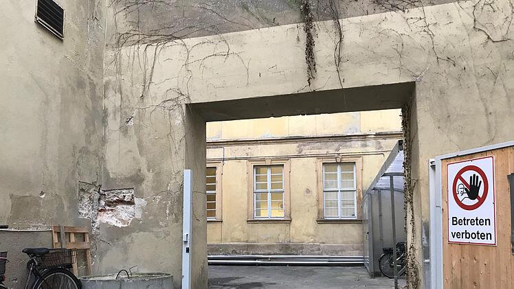 So kennen das Rathaus Maxplatz die wenigsten:  der Innenhof mit den sichtlich in die Jahre gekommenen Fassaden.   Foto: Michael Wehner