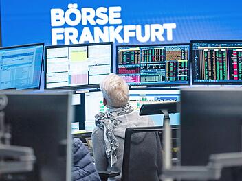 Eine Händlerin sitzt im Handelssaal der Frankfurter Börse vor ihren Monitoren. Verunsichert von der Corona-Pandemie haben sich dieses Jahr kaum Unternehmen an die Börse gewagt.  Foto: Frank Rumpenhorst,dpa