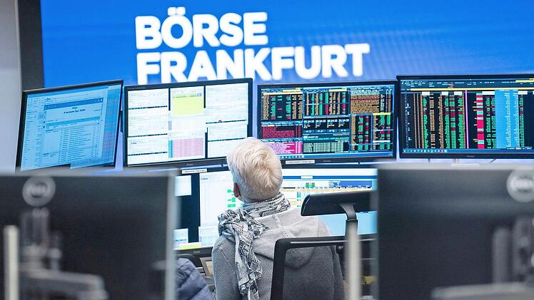 Eine Händlerin sitzt im Handelssaal der Frankfurter Börse vor ihren Monitoren. Verunsichert von der Corona-Pandemie haben sich dieses Jahr kaum Unternehmen an die Börse gewagt.  Foto: Frank Rumpenhorst,dpa