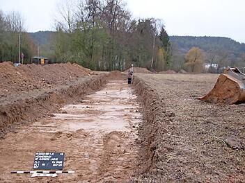 In diesem Bereich, wo vor gut einem Jahr archäologische Untersuchungen durchgeführt wurden, soll das neue Gerätehaus entstehen. Es muss bei der Planung aber noch nachgebessert werden.