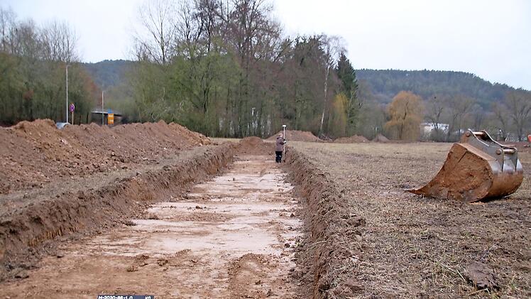 In diesem Bereich, wo vor gut einem Jahr archäologische Untersuchungen durchgeführt wurden, soll das neue Gerätehaus entstehen. Es muss bei der Planung aber noch nachgebessert werden.