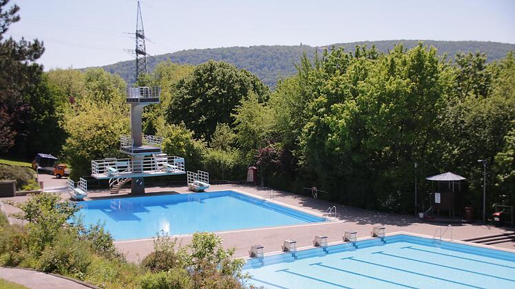 Das Bad Kissinger Terrassenschwimmbad schaut aus, als wäre es bereit - ein paar Dinge mussten vorher jedoch noch geregelt werden.