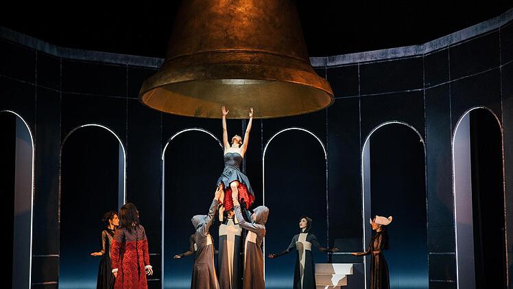 Szene aus "Der Gl&ouml;ckner von Notre-Dame" (oben) und aus der H&auml;ndel-Oper "Alcina" (unten).