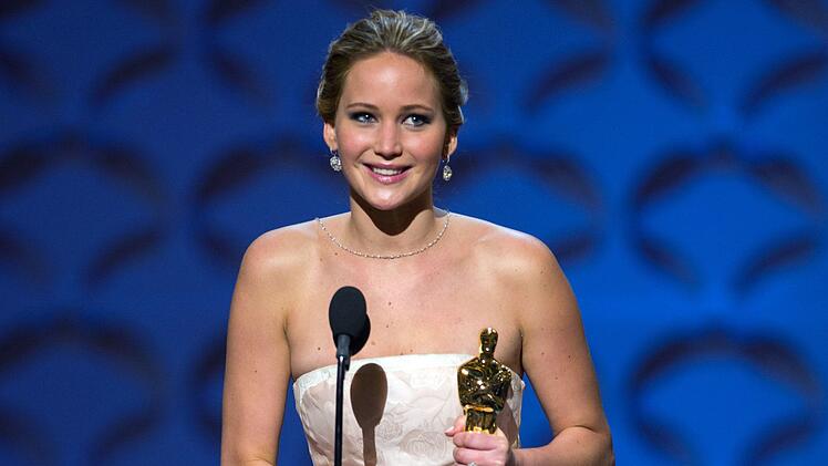 ... dass die Academy gar nicht umhinkam, ihr 2013 den Oscar als beste Hauptdarstellerin auszuhändigen. Dass sie bei ihrem Weg auf die Bühne die Treppen hinauf stolperte, wusste sie in der Folge aber charmant zu umspielen.