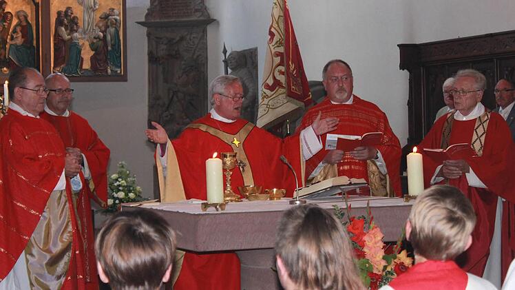 Bischof Friedhelm mit den vier Geistlichen aus Ebern