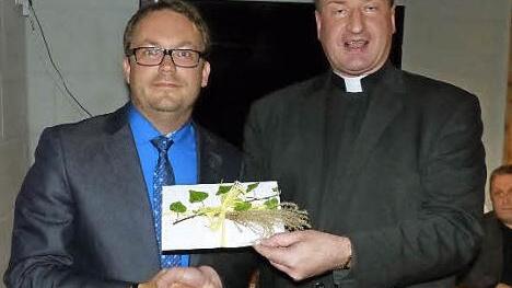 Vorsitzender Monsignore R&uuml;diger Feulner (rechts) &uuml;berrreichte J&ouml;rg Schmidt ein kleines Abschiedsgeschenk. Foto: Klaus-Peter Wulf