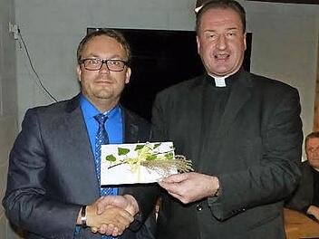 Vorsitzender Monsignore Rüdiger Feulner (rechts) überrreichte Jörg Schmidt ein kleines Abschiedsgeschenk. Foto: Klaus-Peter Wulf