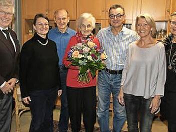 Die Jubilarin Hildegard Börner mit (von links) Dieter Schubert vom Thüringerwald-Verein, Tochter Susanne, den Söhnen Mathias und Wolfgang, Tochter Christine und Stadträtin Gabriele Morper.  Foto: Desombre