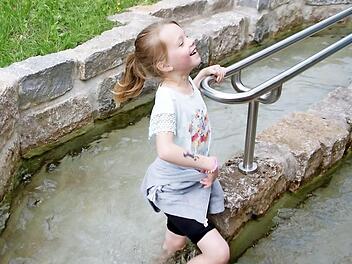 Eisig kalt, aber gut für den Kreislauf: Auch dieses Mädchen nahm seinen ganzen Mut zusammen und schritt durch das Kneipp-Becken.
