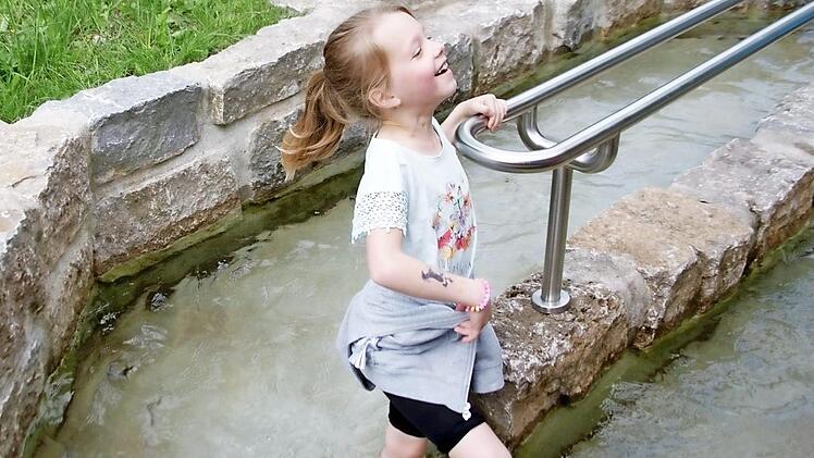 Eisig kalt, aber gut für den Kreislauf: Auch dieses Mädchen nahm seinen ganzen Mut zusammen und schritt durch das Kneipp-Becken.