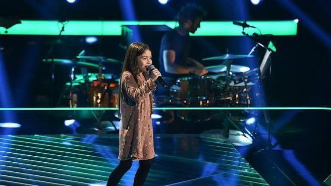 Die zehnj&auml;hrige Fr&auml;nkin Anisa Celik aus Kreuzwertheim ist in der neuen Staffel von "The Voice Kids" eine Runde weiter. Es flossen die Tr&auml;nen. Foto: SAT.1/Andr&eacute; Kowalski