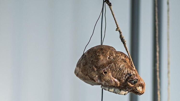 Impressionen aus der neuen Sonder-Präsentation "Lehm & Lehm Lassen" im Glasmuseum Rosenau: Schaukelbaby (Steinzeug).Foto: Jochen Berger