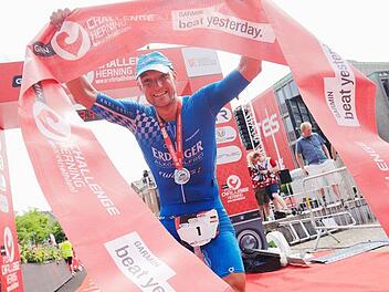 Andreas Dreitz, mit der Startnummer 1 ins Rennen gegangen, war in Herning der Erste im Ziel und freute sich nach langer Zeit wieder über einen Sieg über die Triathlon-Halbdistanz.  Foto: pr