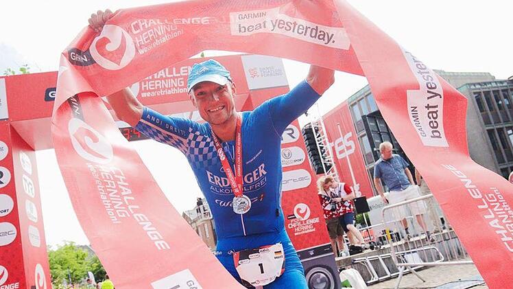 Andreas Dreitz, mit der Startnummer 1 ins Rennen gegangen, war in Herning der Erste im Ziel und freute sich nach langer Zeit wieder über einen Sieg über die Triathlon-Halbdistanz.  Foto: pr