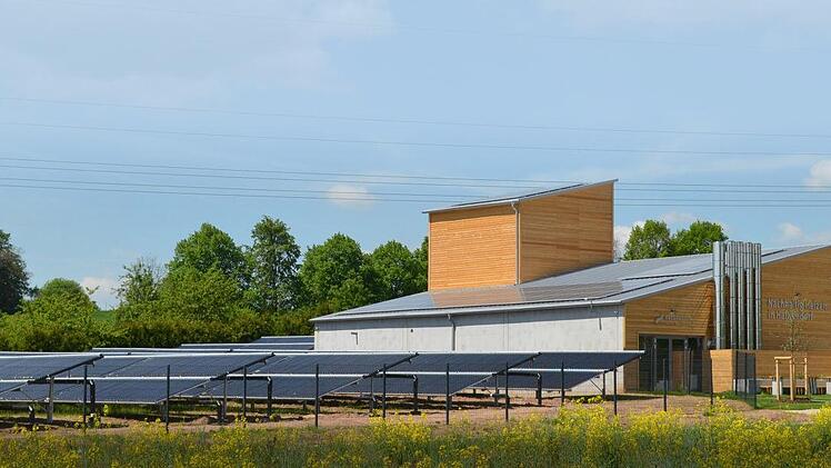 Das Heizhaus in Hallerndorf steht für eine nachhaltige Energieversorgung in der Region Forchheim. Die Bundesregierung hat das Projekt, das gemeinsam mit Bürgern realisiert wurde, honoriert: Der Rat für Nachhaltige Entwicklung zeichnete das Nahwärmeprojekt in Hallerndorf als "Projekt Nachhaltigkeit 2017" aus.  Foto: Naturstrom AG