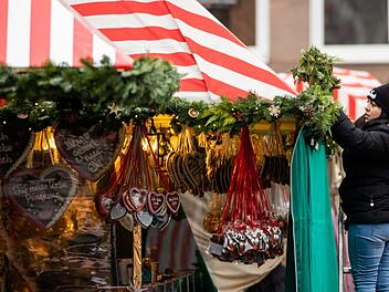 Damit die Besucher ihre Zeit am Christkindlesmarkt auch ohne Sorgen genie&szlig;en k&ouml;nnen, greift wie in den vergangenen Jahren ein Sicherheitskonzept von Veranstalter, Stadt und Polizei. Foto: Daniel Karmann/dpa/dpa-Bildfunk